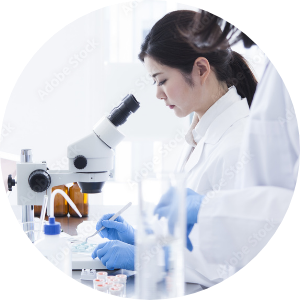 顕微鏡を除く女性